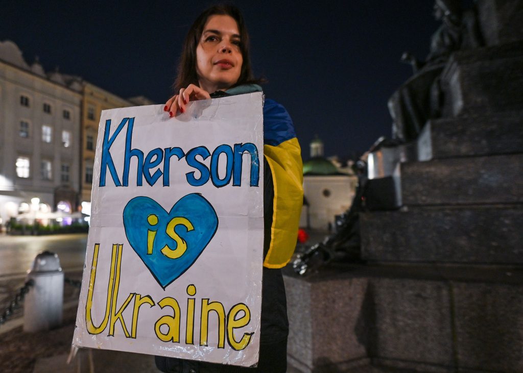 Widzimy ukraińskiego demonstranta podczas solidarnościowego protestu z Ukrainą na krakowskim rynku.