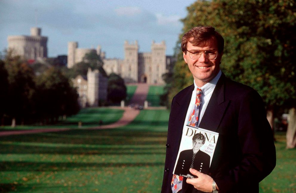 Zdjęcie: Autor Andrew trzyma kopię swojej książki przed zamkiem Windsor.