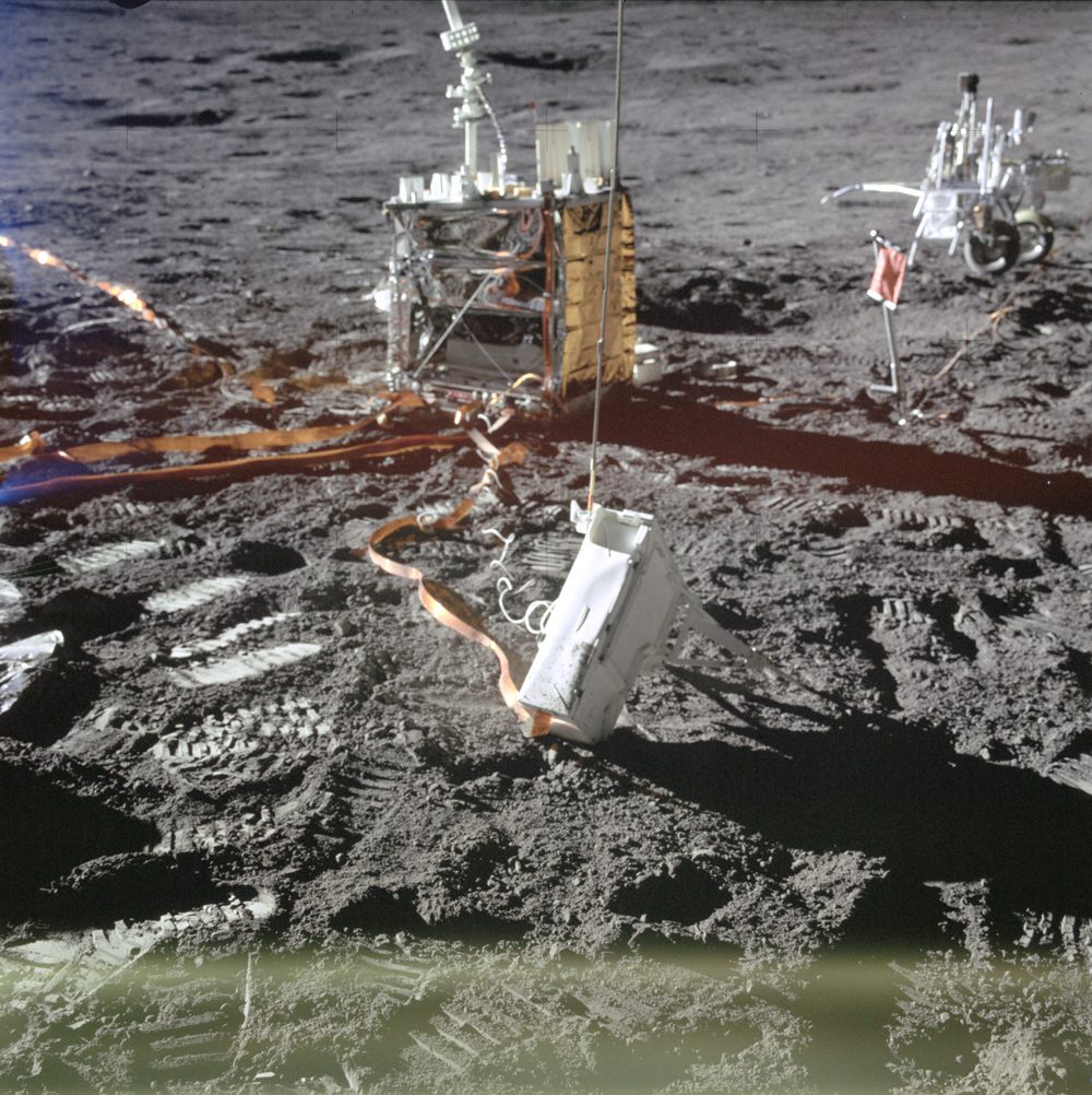 Zbliżenie na dwa elementy pakietu Apollo Lunar Experiment Package (ALSEP) wdrożonego przez astronautów Apollo 14 podczas ich pierwszego lotu księżycowego.