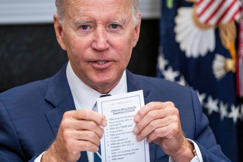 W czerwcu Biden przypadkowo sflashował plik "Ściągawka" do którego skierował Prezydent "Powiedz cześć" dla uczestników spotkania. 