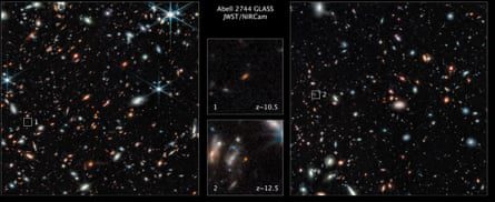 Dwa pola gwiazd z polami pozycjonującymi pokazującymi galaktyki, z możliwością przeciągania powiększonych obrazów samych galaktyk w środku