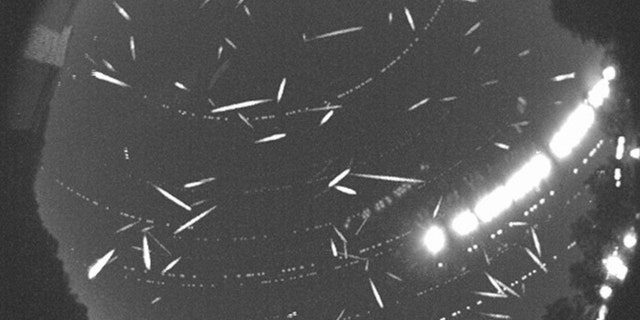 Na tym złożonym zdjęciu zarejestrowanym podczas szczytu roju Geminidów w 2014 roku zarejestrowano ponad 100 meteorów. 