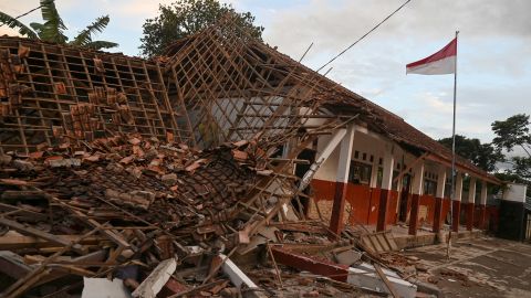 Zawalony budynek szkoły Cianjur w następstwie trzęsienia ziemi.