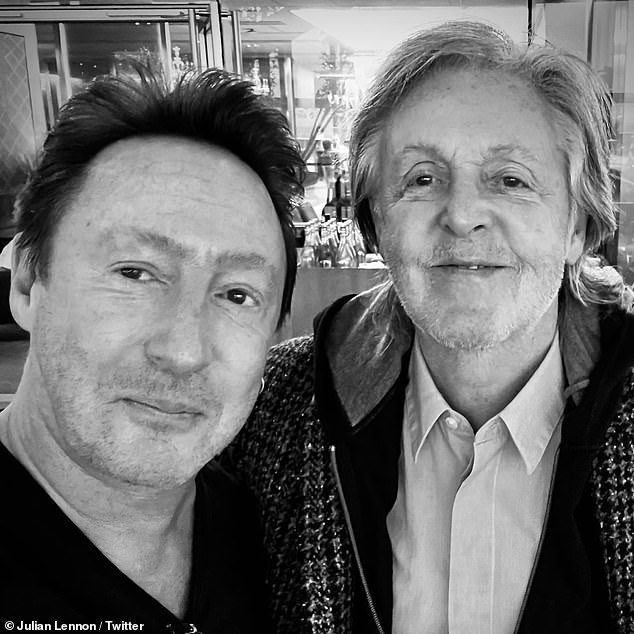 Wspaniały!  Syn Johna Lennona, Julian (z lewej) trafił na Twittera w sobotę po tym, jak w poczekalni na lotnisku wpadł na kolegę swojego zmarłego ojca, Sir Paula McCartneya (z prawej).
