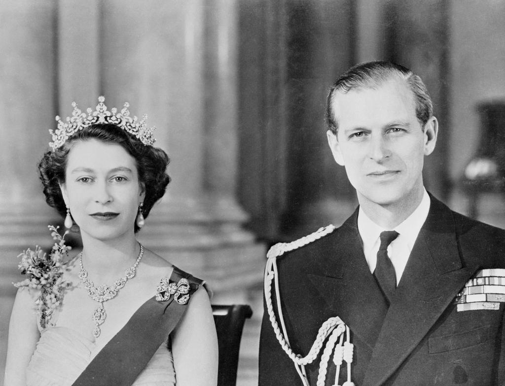 Królowa Elżbieta II i jej mąż, książę Edynburga, w królewskich strojach