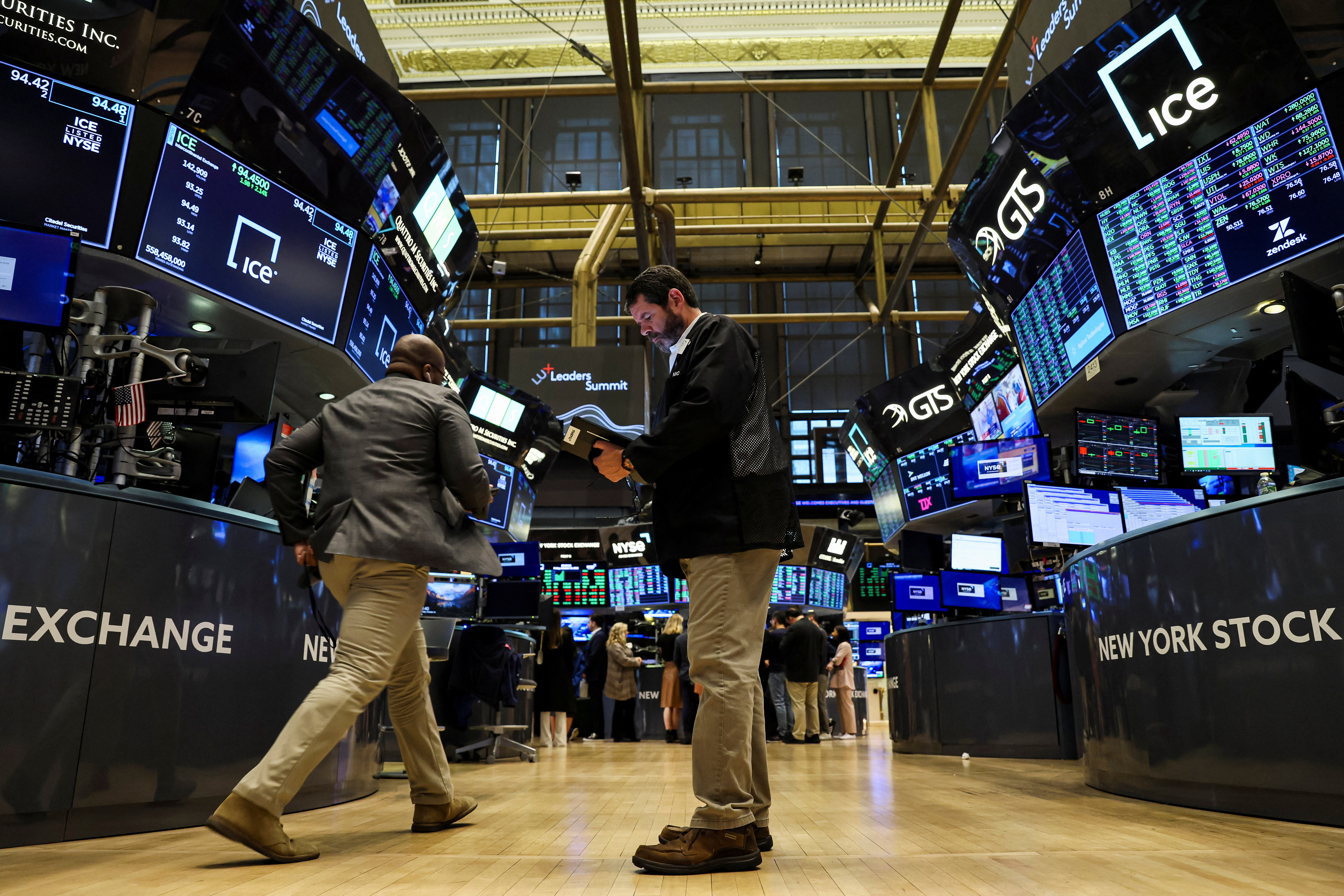 Traderzy pracują na parkiecie nowojorskiej giełdy papierów wartościowych w Nowym Jorku