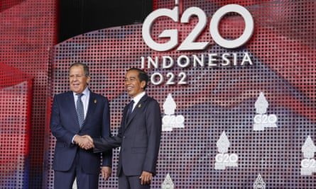 Rosyjski minister spraw zagranicznych Siergiej Ławrow wita prezydenta Indonezji Joko Widodo, który przybywa na szczyt przywódców G20 na Bali.