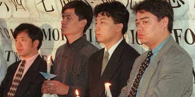 Liderzy chińskich studentów zorganizowali 3 czerwca czuwanie przy świecach przed ambasadą chińską w Waszyngtonie, aby uczcić siódmą rocznicę masakry na placu Tiananmen.  Studenci, którzy przewodzili protestom na Tiananmen, później uciekli z Chin. Na zdjęciu od lewej do prawej: Liu Gang, Zhou Fengsu, Chen Tong i Weer Kaishi. 