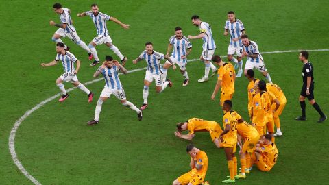 Piłkarze Argentyny świętują na oczach Holendrów po serii rzutów karnych.