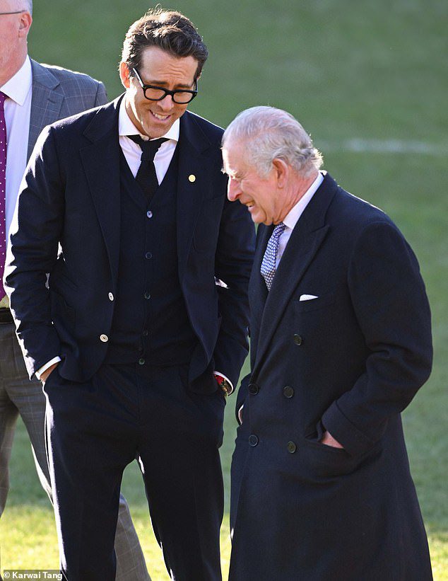Wydawało się, że King Charles podzielił się żartem z Hollywood A-Leicester Ryanem Reynoldsem – który kupił walijski klub piłkarski w lutym 2021 r.
