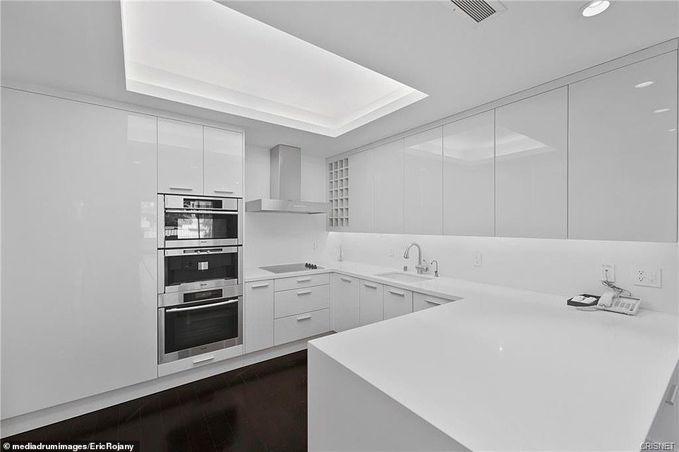 W apartamencie znajdują się nowoczesne urządzenia Miele i kamienne blaty w stylowej, całkowicie białej kuchni