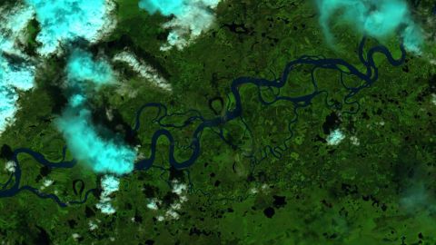Dane z SWOT uzupełnią opracowany przez USGS system pomiaru wzrostu i przepływu wcześniej niemonitorowanych rzek Alaski.  Satelita Landsat uchwycił to zdjęcie rzeki Jukon w pobliżu wioski Stevens na Alasce.