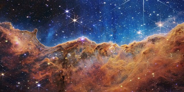 To, co wygląda jak skaliste góry w świetle księżyca, jest w rzeczywistości krawędzią pobliskiego, młodego obszaru gwiazdotwórczego NGC 3324 w Mgławicy Carina.  Zdjęcie to, wykonane w świetle podczerwonym przez kamerę Near Infrared Camera (NIRCam) na należącym do NASA Kosmicznym Teleskopie Jamesa Webba, ukazuje wcześniej zaciemnione obszary narodzin gwiazd.