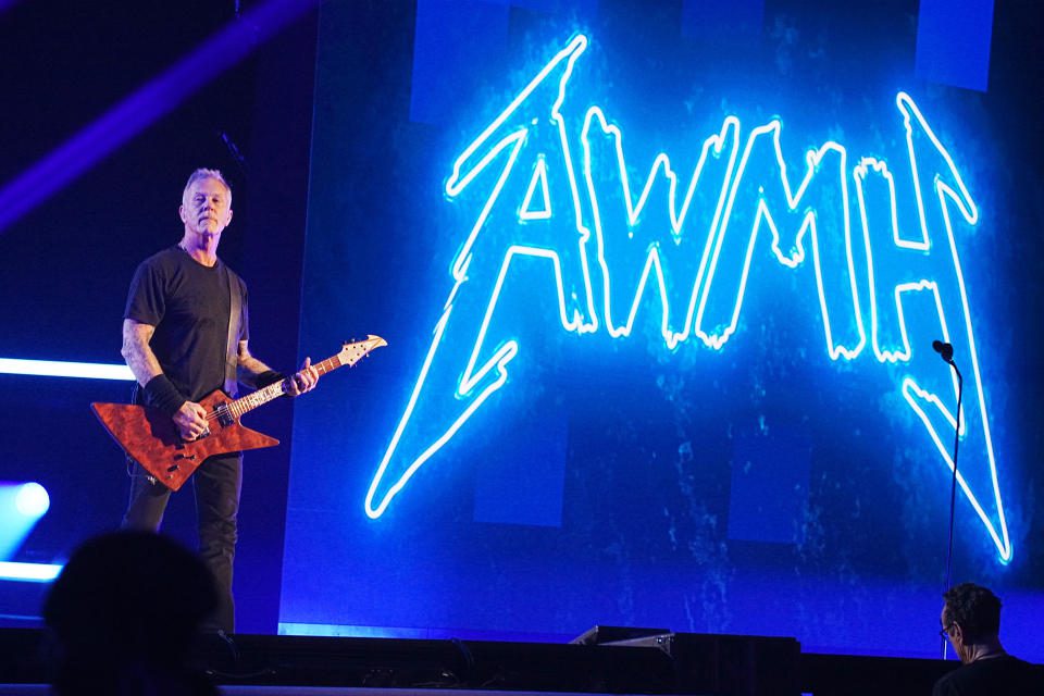 LOS ANGELES, CA - 16 grudnia: James Hetfield z Metalliki występuje na scenie w Theatres Metallica: The Helping Hands Concert (Paramount +) w Microsoft Theatre 16 grudnia 2022 r. w Los Angeles w Kalifornii.  (Zdjęcie: Jeff Kravitz/Getty Images dla P+ i MTV)