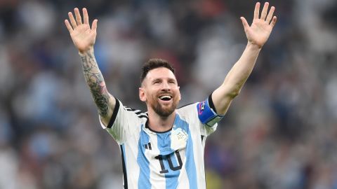 Messi zdobywa uwielbienie fanów po zdobyciu rzutu karnego.