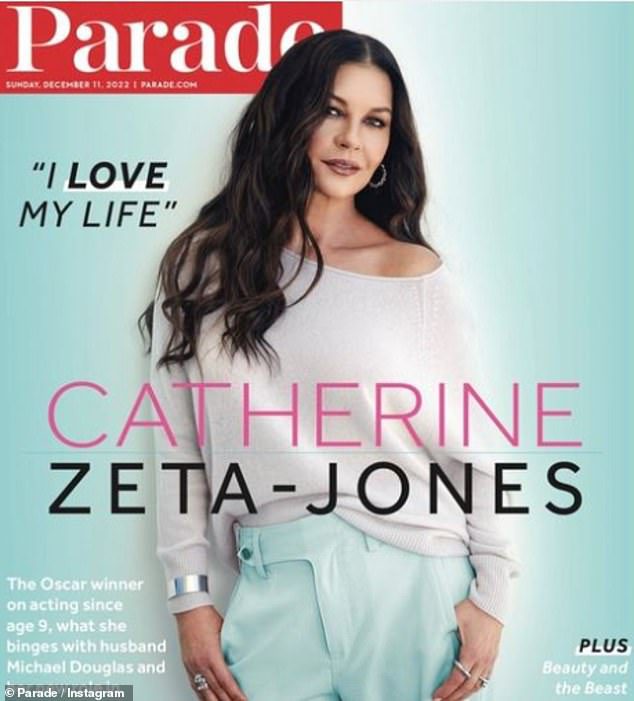 Wciąż piękna: Catherine Zeta-Jones zaprezentowała swoją nową okładkę Parade w eleganckiej kurtce z odkrytymi ramionami i turkusowych spodniach