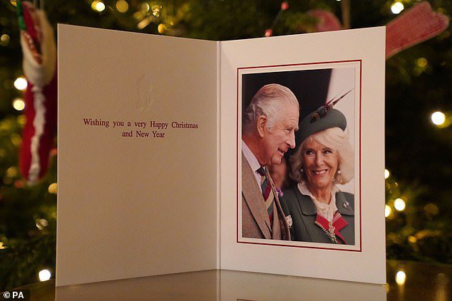 Król Karol III wydał swoją pierwszą kartkę urodzinową po wstąpieniu na tron;  Na karcie znajduje się zdjęcie króla i królowej przedstawione 3 września – pięć dni przed śmiercią królowej – na Royal Braemar Gathering w Highlands
